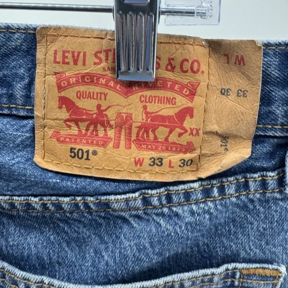 Levis straight wash visible
